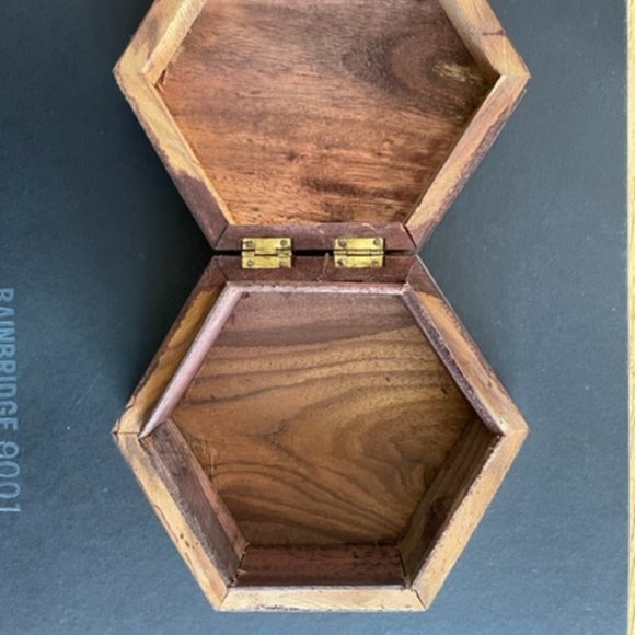 Hexagonal CARVED WOOD TRINKET BOX WITH HINGED LID for Jewelry, Décor, Treasures - Picture 4 of 14